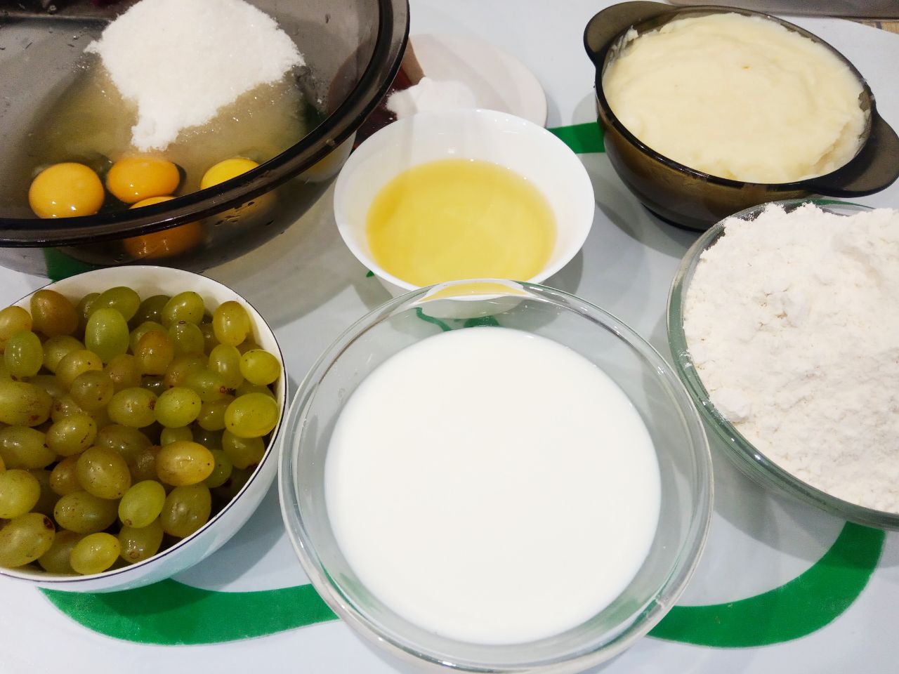 Пирог на молоке, с заварным кремом и виноградом
