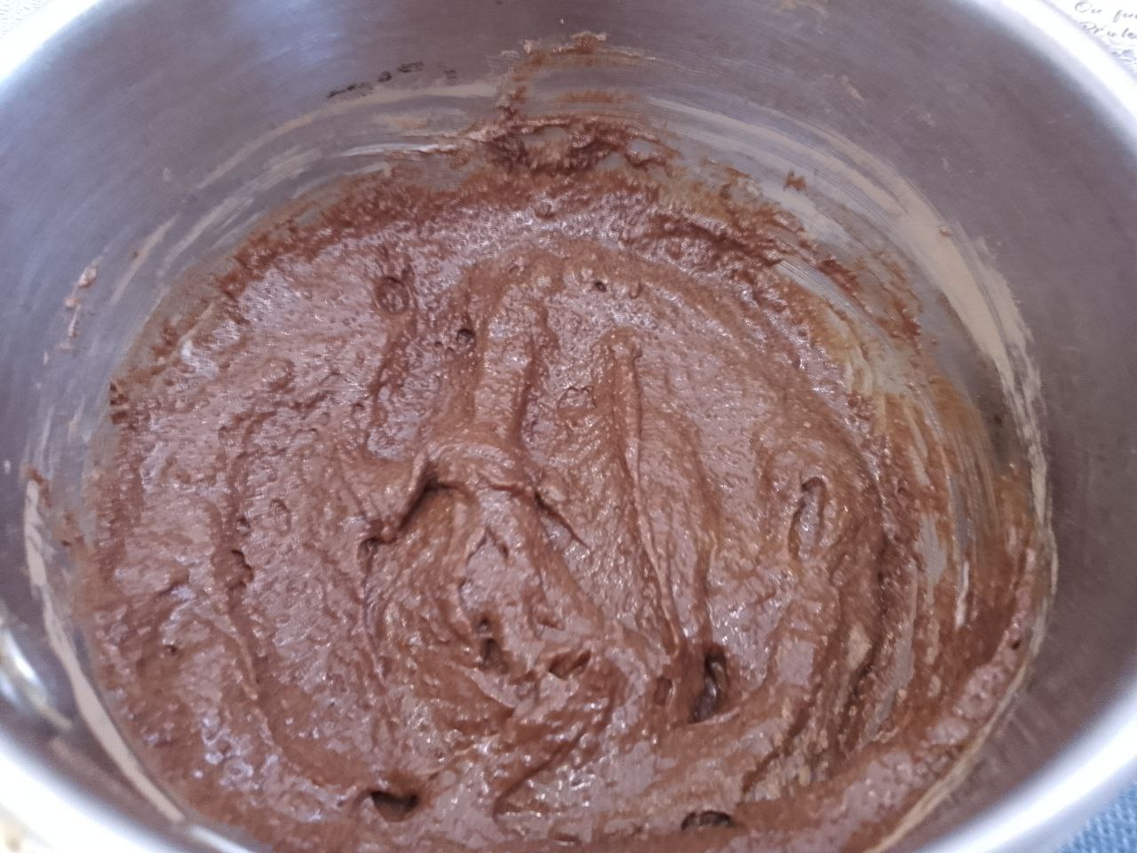 Десерт из творога, изюма и кураги, в шоколадной глазури: Сахар, какао и сметану соединяем в сотейнике, перемешиваем. Ставим сотейник на небольшой огонь и доводим до