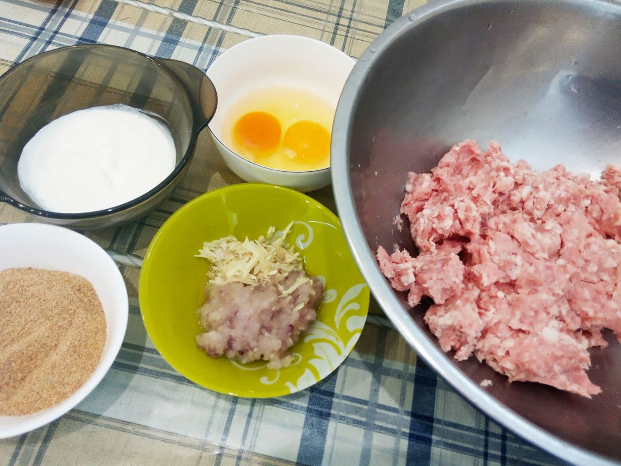 Простой рецепт сочных и нежных мясных котлет