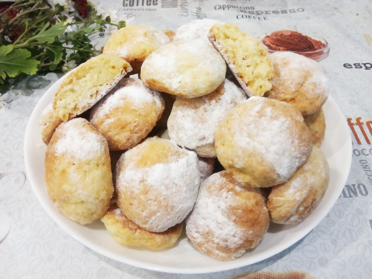 Простой рецепт печенья из манной крупы и молока, мягкого и рассыпчатого: Испеченное печенье выкладываем на блюдо или поднос и подаем к чаю.