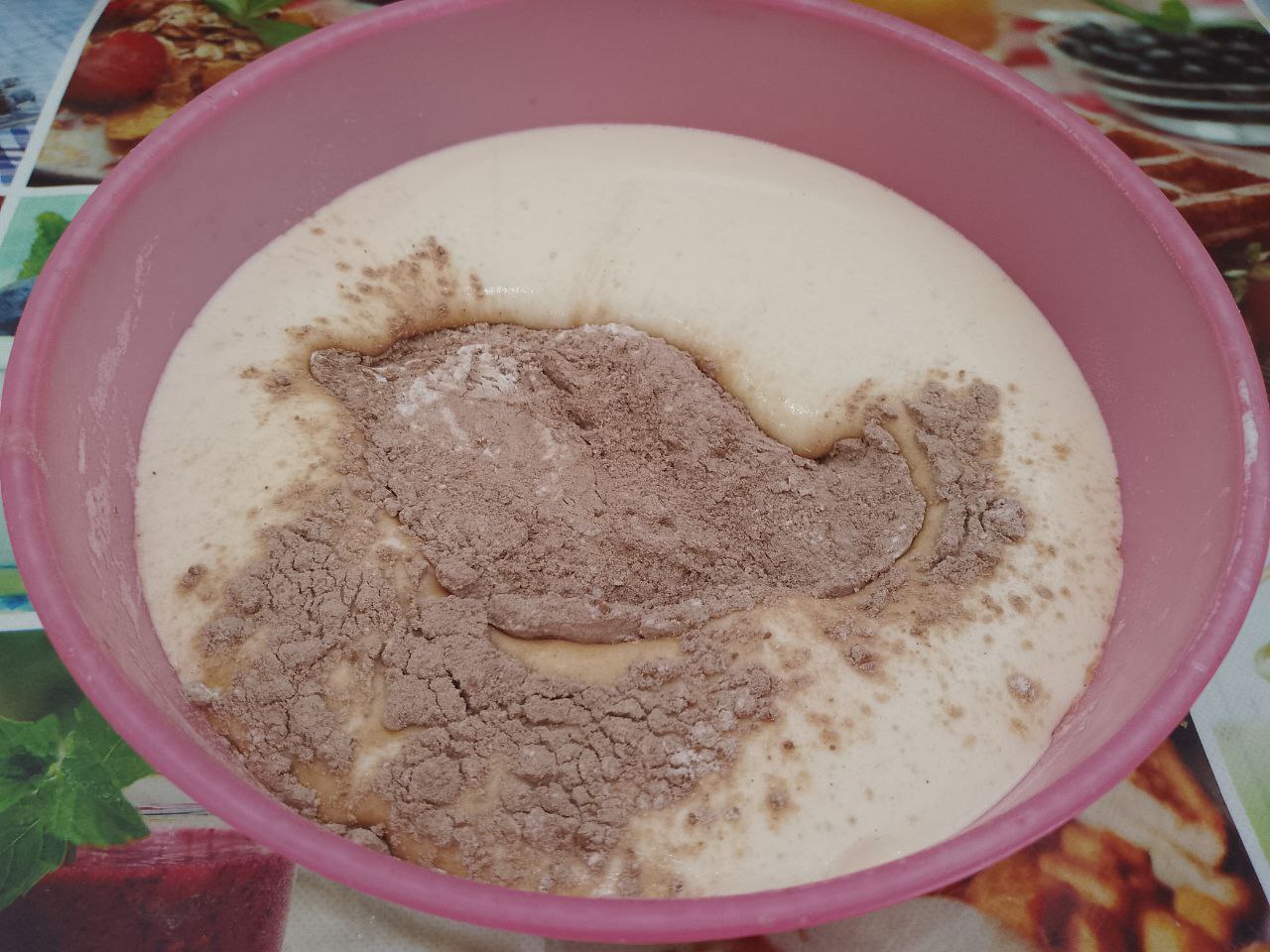 Бисквитный торт с клубникой и взбитыми сливками, нежный и вкусный: Приготовим темное бисквитное тесто.