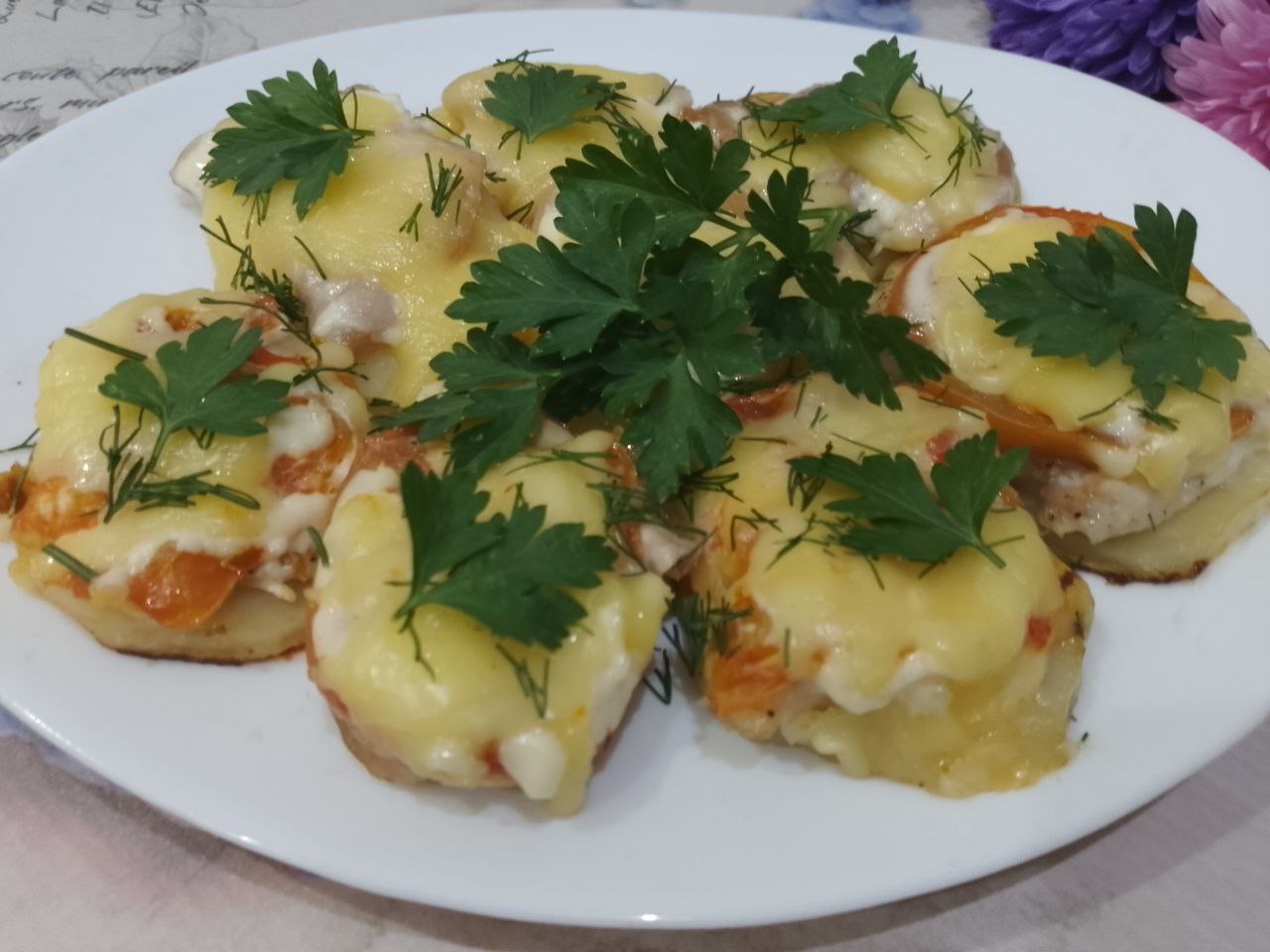 Картофель с мясом, помидорами и сыром запеченный в духовке: Зелень промываем, просушиваем, мелко нарезаем и посыпаем запеченный картофель.