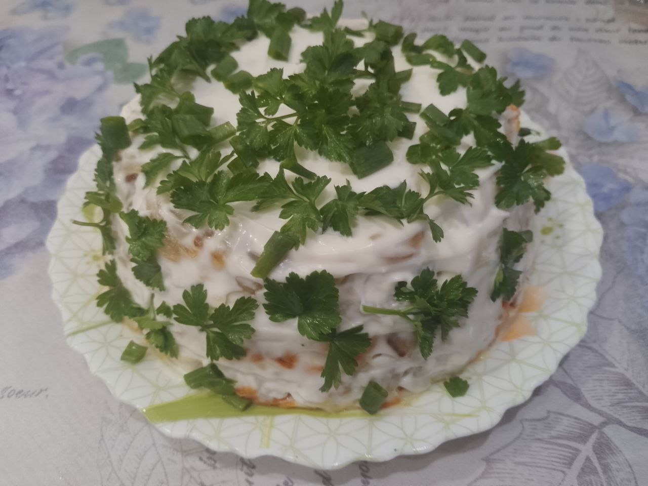Салат из рыбы, моркови и лука