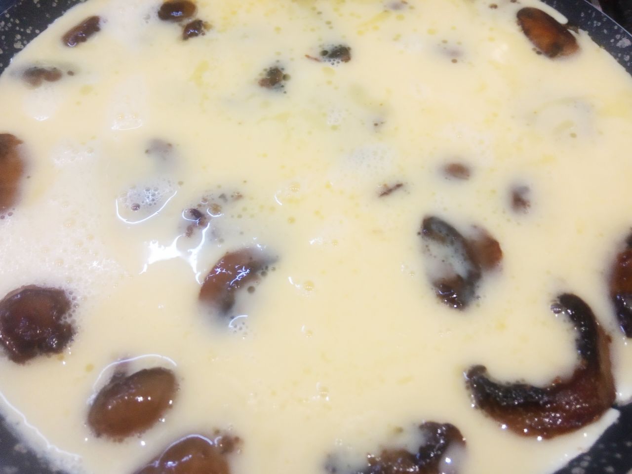 Омлет с шампиньонами и жареным луком, вкусный и сытный завтрак: Выливаем взбитые яйца с молоком и накрываем крышкой.