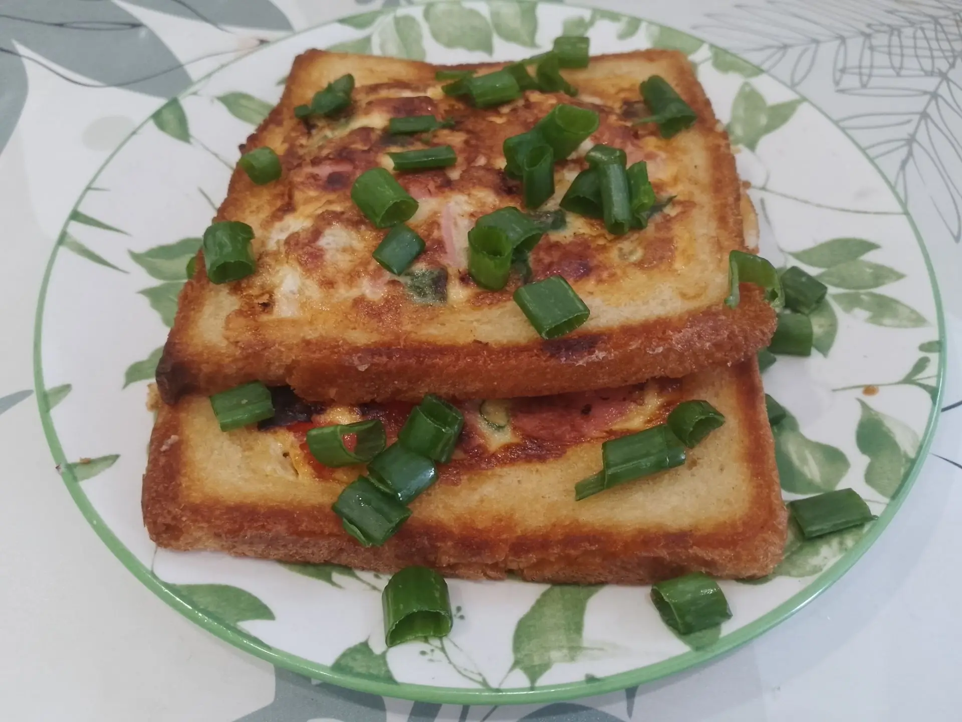 Бутерброды с начинкой из яиц, сыра, помидоров и зеленого лука, на сковороде