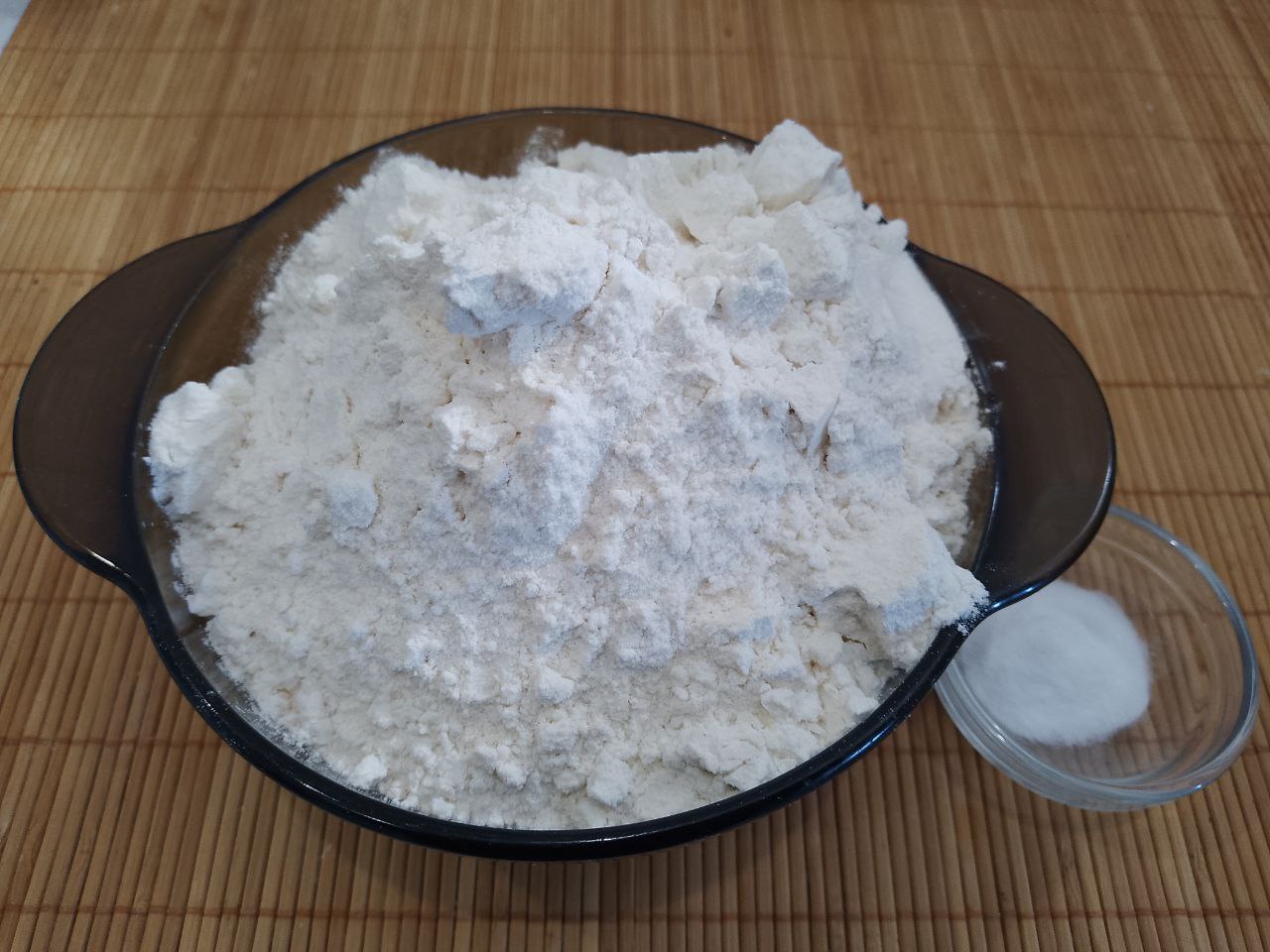 Пирог из песочной крошки и творога, вкусный и аппетитный: Разрыхлитель  для теста смешиваем с мукой и просеиваем через мелкое сито.