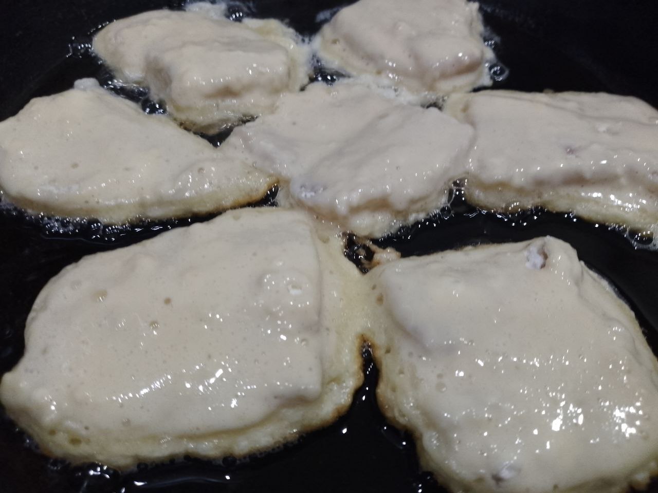 Филе минтая в кляре, простое и вкусное блюдо: Сковороду разогреваем с растительным маслом и укладываем кусочки филе так, чтобы не соприкасались между собой.
