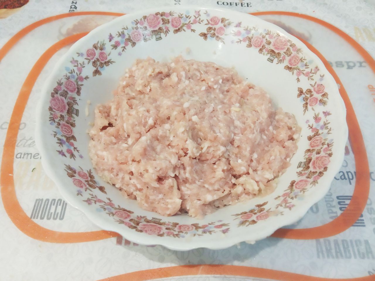 Картофельные колдуны с фаршем и сыром, вкусно и сытно: В фарш добавляем лук, соль и перец по вкусу, тщательно размешиваем.