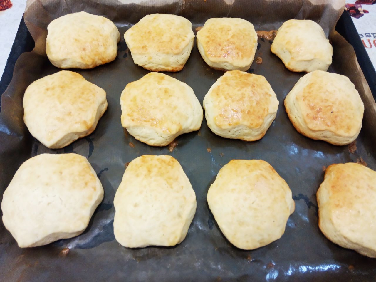 Домашние пряники в глазури, мягкие и вкусные: Духовку разогреваем до 180 С, ставим противень и выпекаем печенье до готовности около 15 минут.
