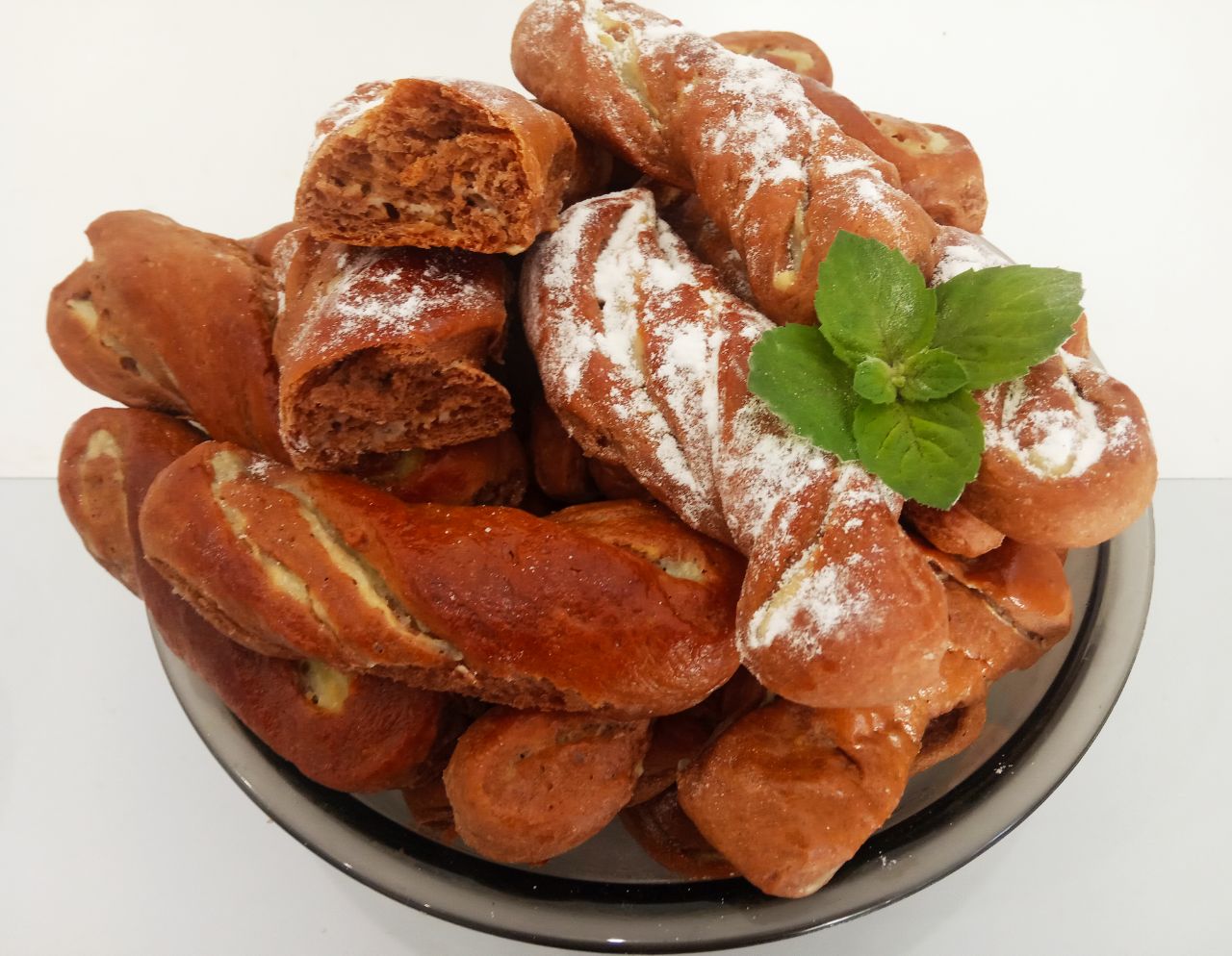 Шоколадные булочки из заварным кремом, нежные и воздушные: Испеченные булочки охлаждаем и укладываем на блюдо, булочки нежные и мягкие. По желанию посыпаем сахарной