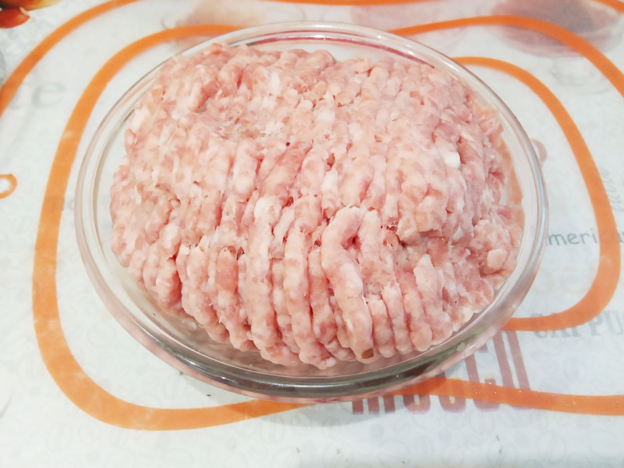 Голубцы из капусты и фарша, в кляре, жареные на сковороде, сытно и вкусно: Мясо промываем, просушиваем и перекручиваем через мясорубку.