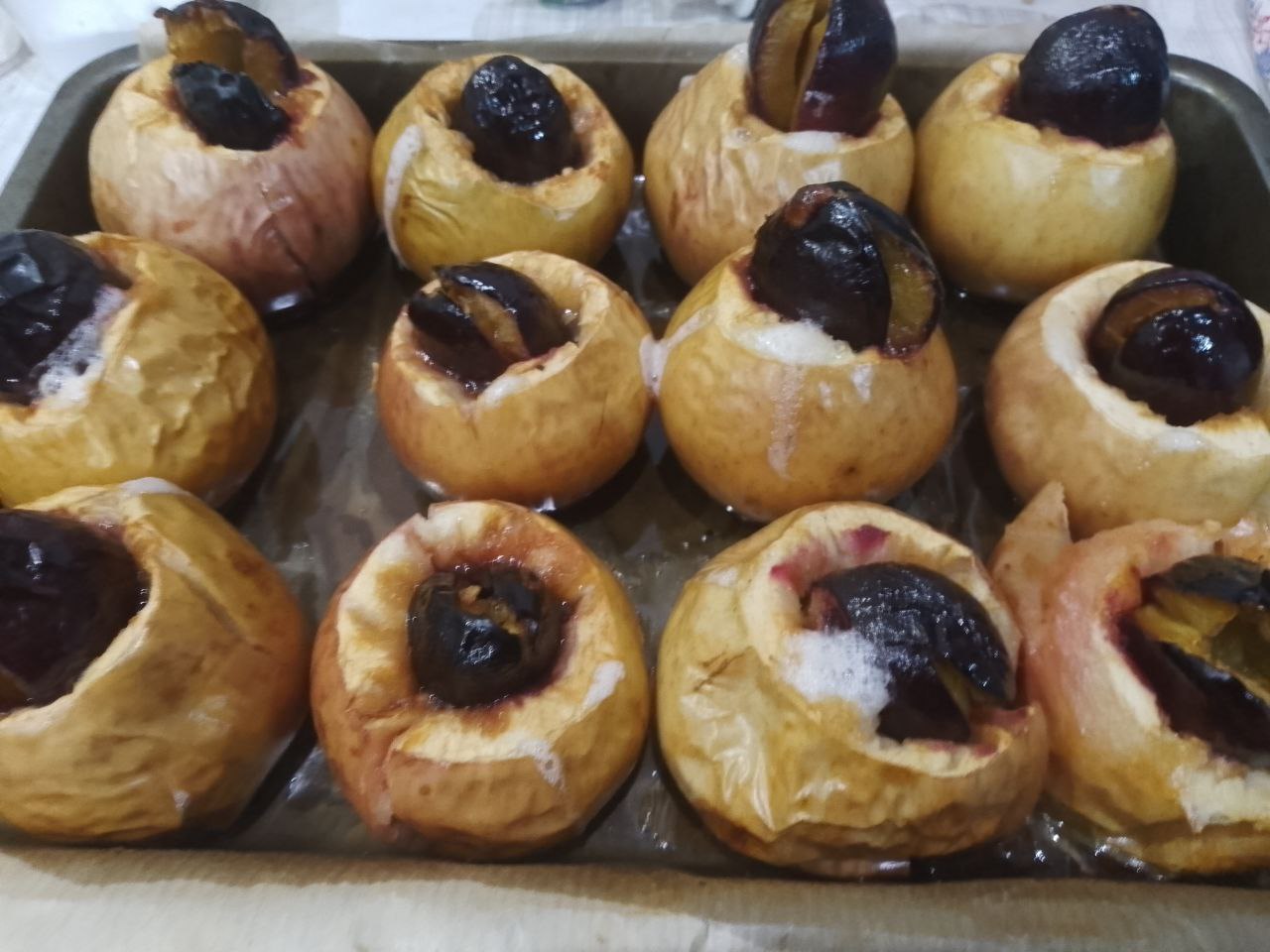 Запеченные яблоки со сливами в духовке, просто и вкусно: Разогреваем духовку до 180 С и ставим яблоки для запекания. Время запекания зависит от духовки и до какой
