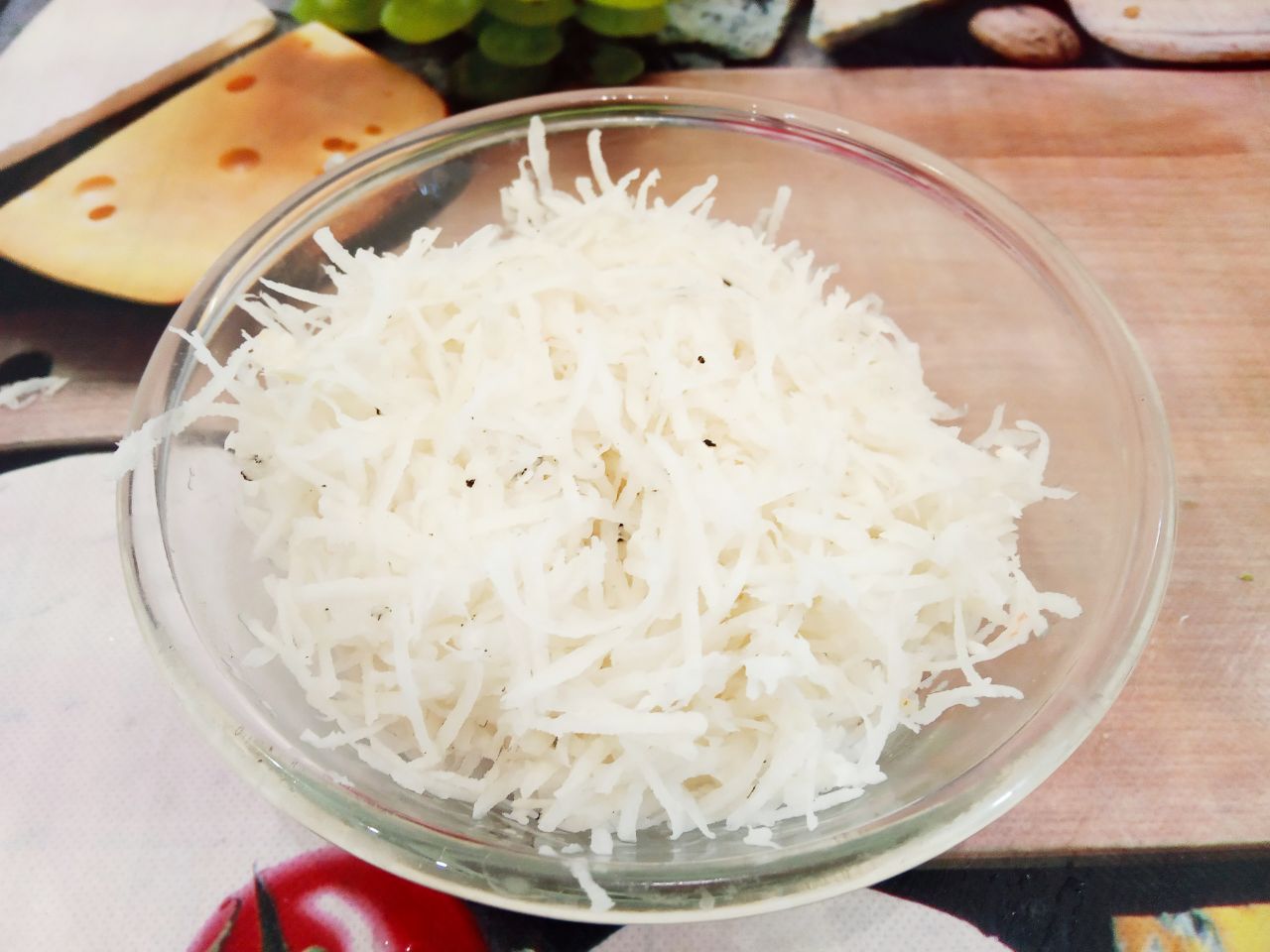 Салат витаминный с редькой, морковью и другими овощами: Черную редьку промываем, очищаем и натираем на средней терке. Заливаем тертую редьку холодной водой на 10-15