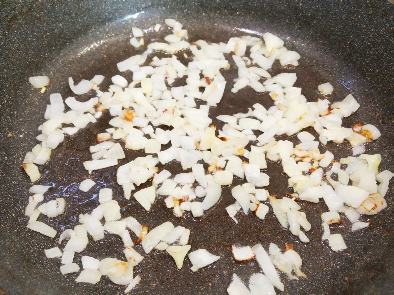 Ленивые голубцы, запеченные в духовке, вкусные и сытные: Разогреваем сковороду с растительным маслом, обжариваем лук до золотистого цвета и кладем мелко нашинкованную