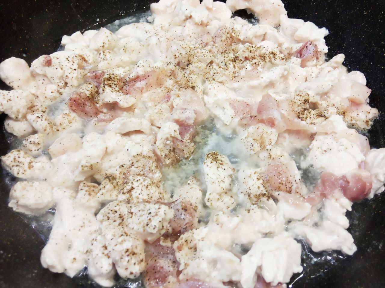 Заливной мясной пирог на кефире с сыром, вкусный и аппетитный: Разогреваем сковороду с растительным маслом, кладем кусочки филе. Солим и перчим по вкусу, перемешиваем и