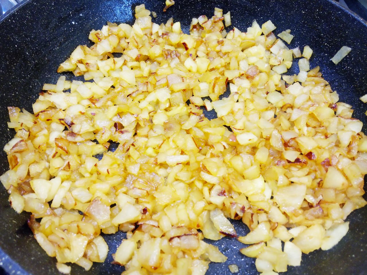 Песочный пирог с тушеными яблоками, просто и вкусно: Яблоки тушим на медленном огне до размягчения, при тушении размешиваем.