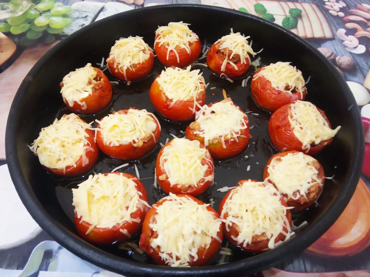 Запеченные помидоры с мясной начинкой и сыром: Достаем помидоры из духовки, посыпаем сыром и возвращаем обратно в духовку на 5 минут.
