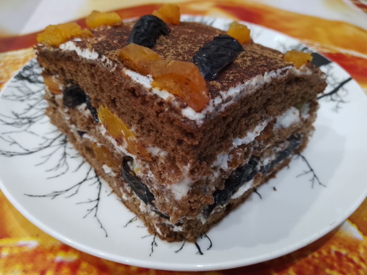 Шоколадный торт с нежным кремом из сметаны, сливок и сухофруктов