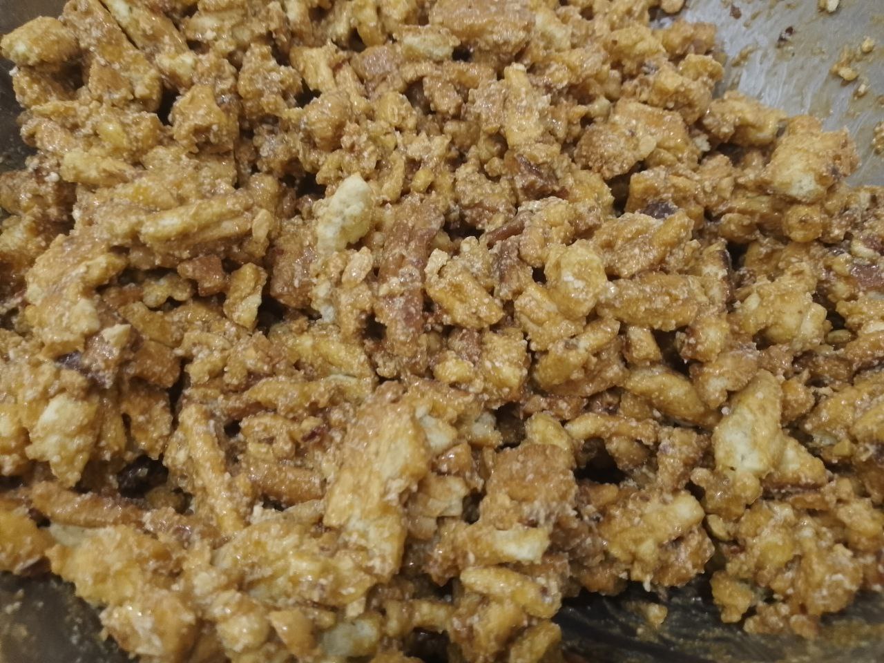 Торт «Муравейник», просто и вкусно: Высыпаем орехи в кусочки печенья и крем, тщательно размешиваем.