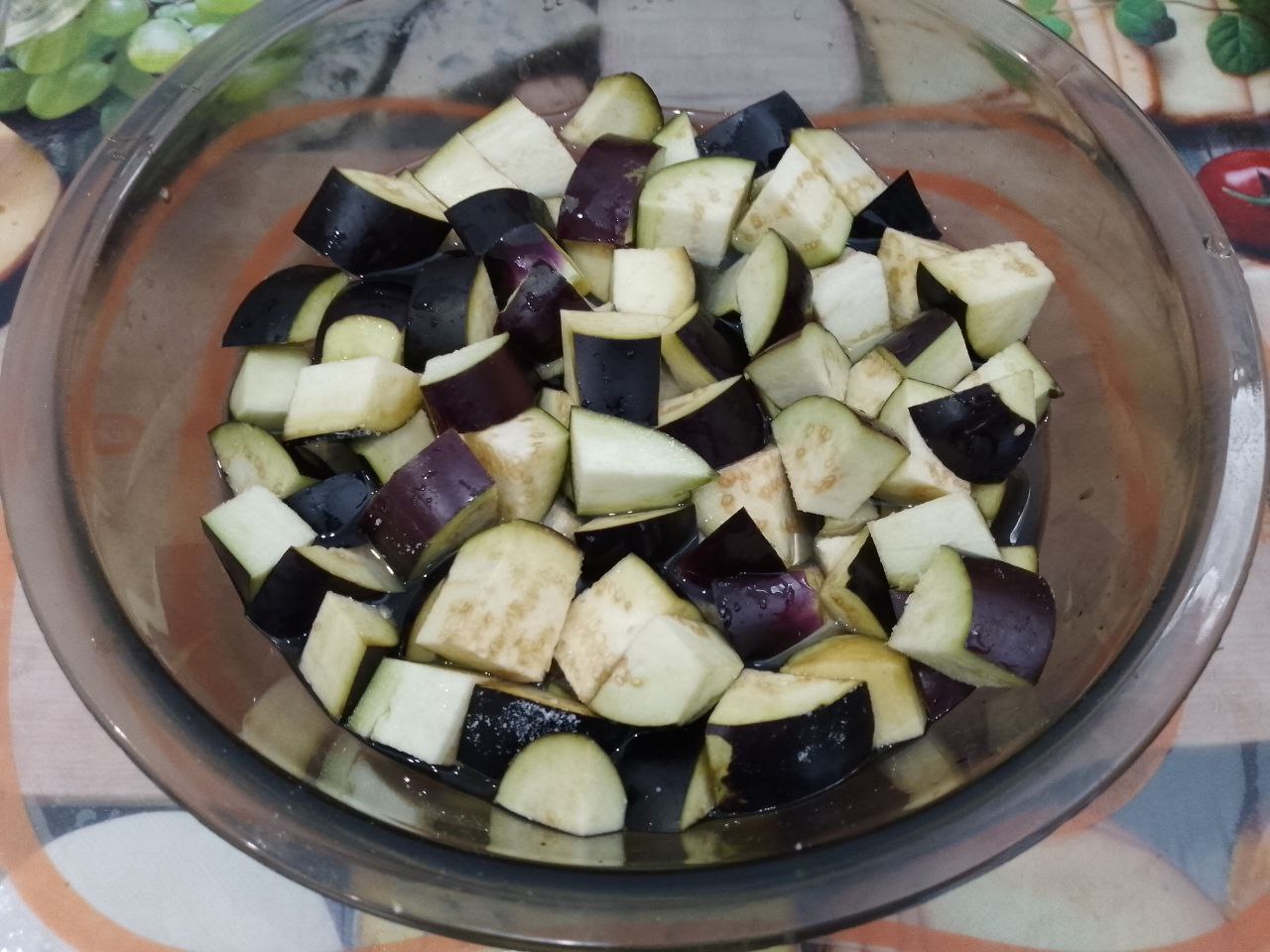 Тушеные баклажаны с помидорами и овощами, вкусно и полезно: Баклажаны промываем водой, отрезаем плодоножки и разрезаем на кубики. Складываем баклажаны в чашу и заливаем