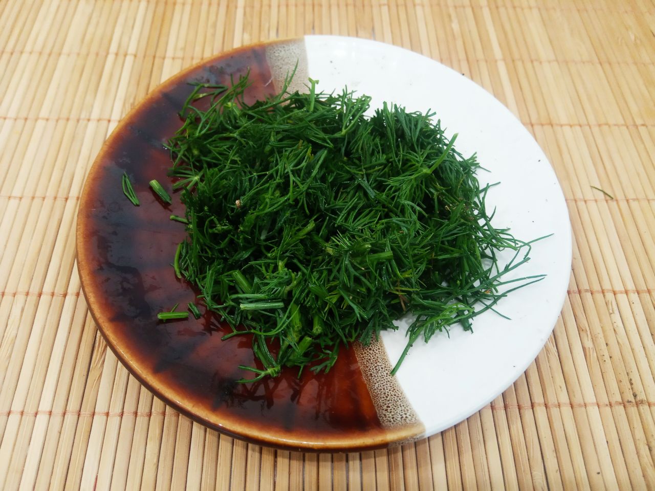 Салат из свежих огурцов, чеснока и зелени, просто и вкусно: Зелень укропа промываем, просушиваем и мелко нарезаем.