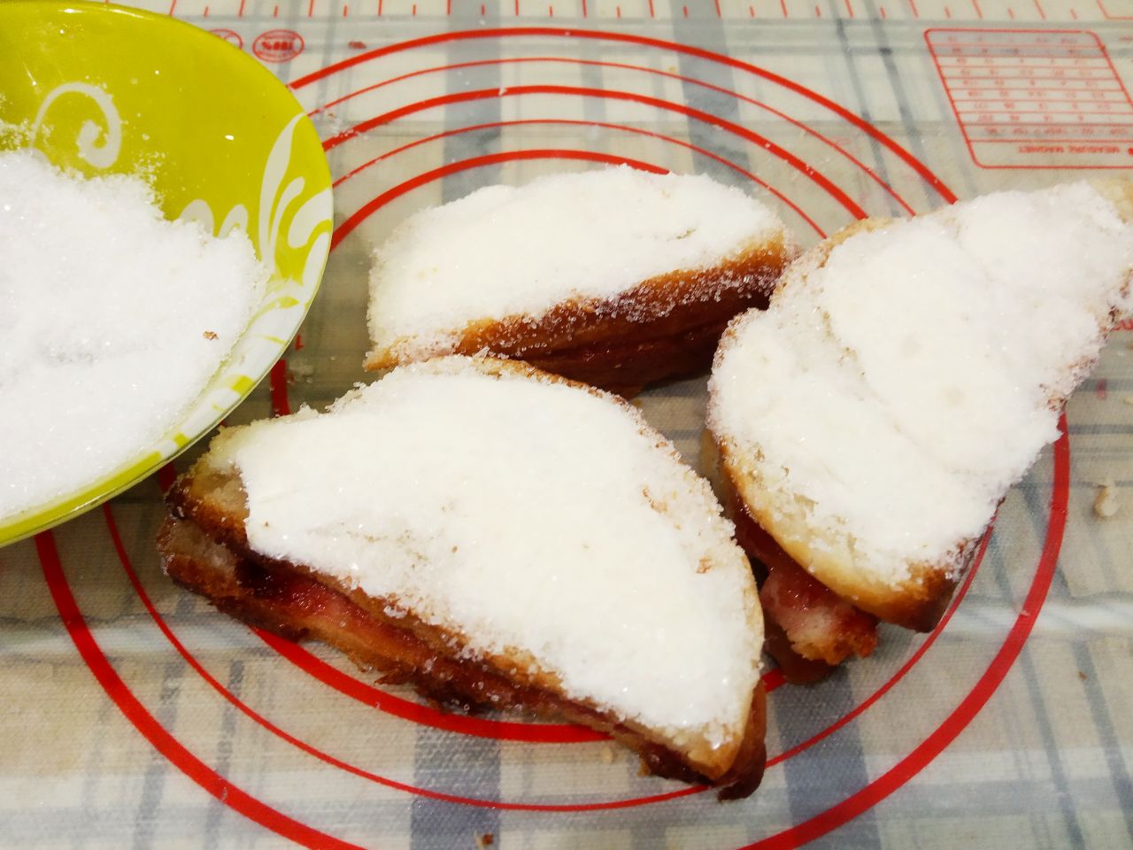 Вкусный и быстрый десерт к чаю: Затем окунаем стороной со сливочным маслом в сахар и разрезаем на полоски. Или сначала разрезаем на полоски и