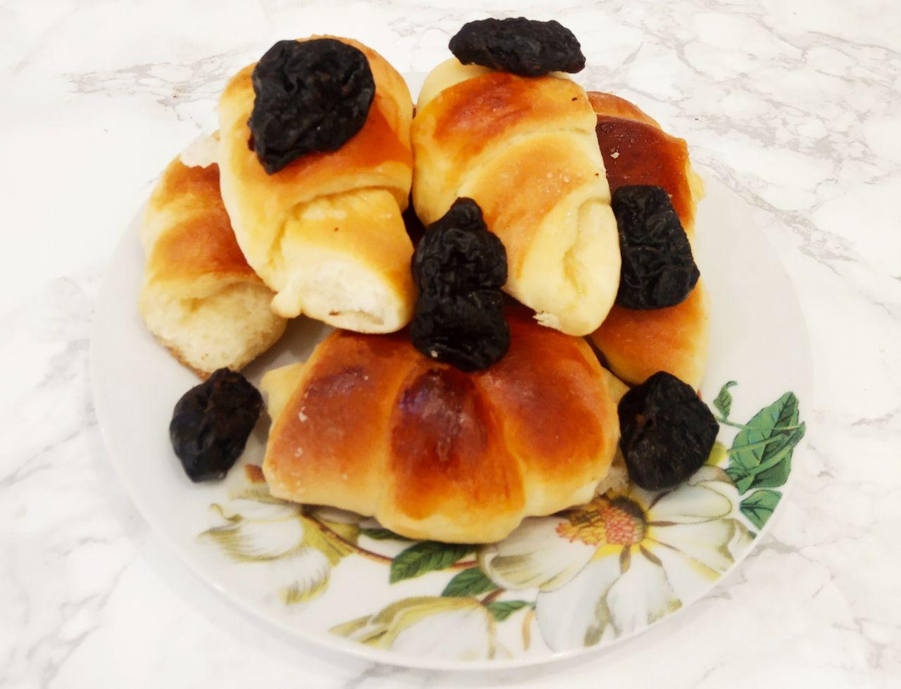 Воздушные и аппетитные рогалики с черносливом или курагой, просто и вкусно