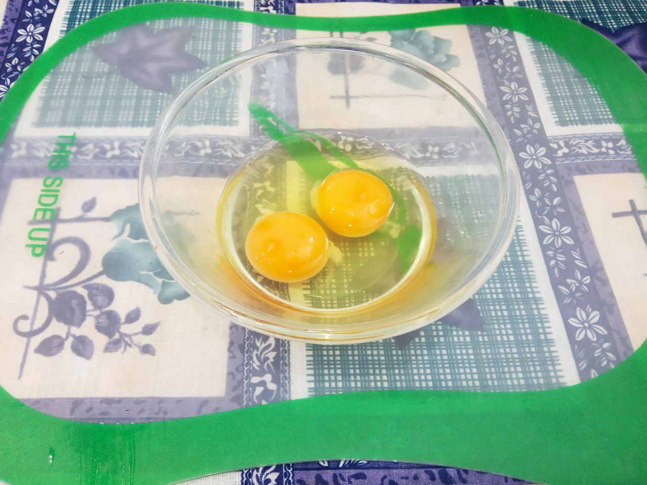 Кабачковые лепешки с сыром и манной крупой запеченные в духовке: Соединяем яйца, манную крупу, тертый сыр, чеснок, перец и соду, хорошо размешиваем. Массу оставляем на