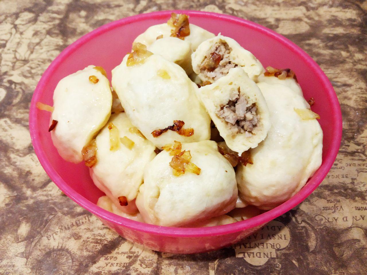 Вареники с мясом на пару: Лук поджариваем на сливочном масле и выкладываем на вареники, перемешиваем.