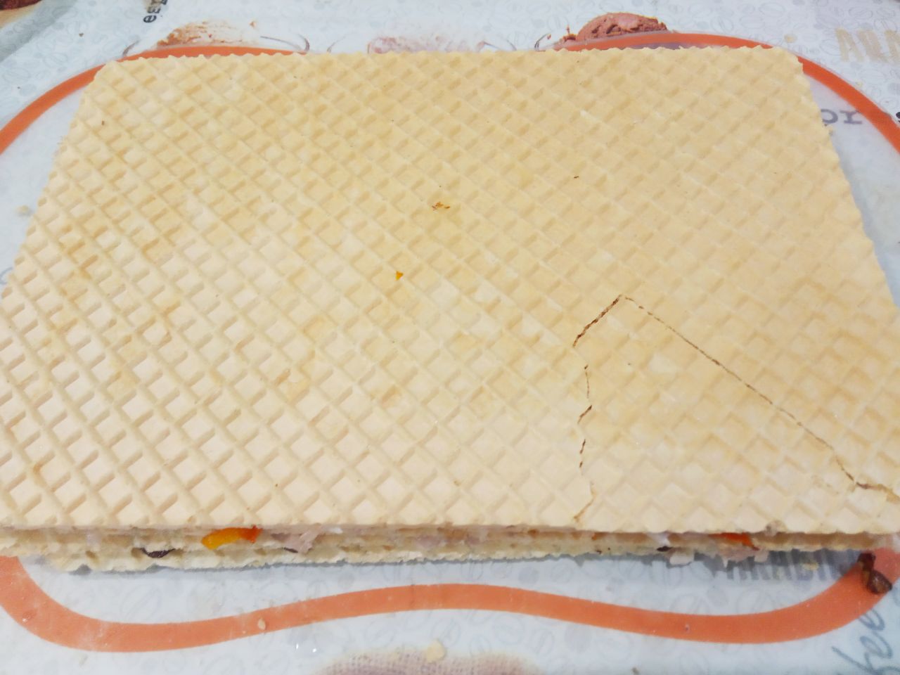 Торт вафельный с начинкой из фарша, моркови и грибов: Затем на следующий лист я распределила фарш с грибами и накрыла вафельным листом.
