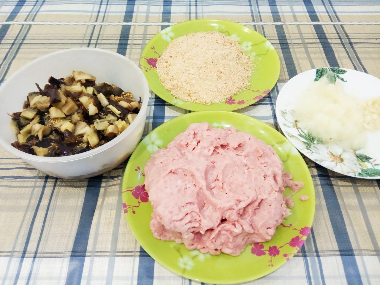 Котлеты мясные с баклажанами