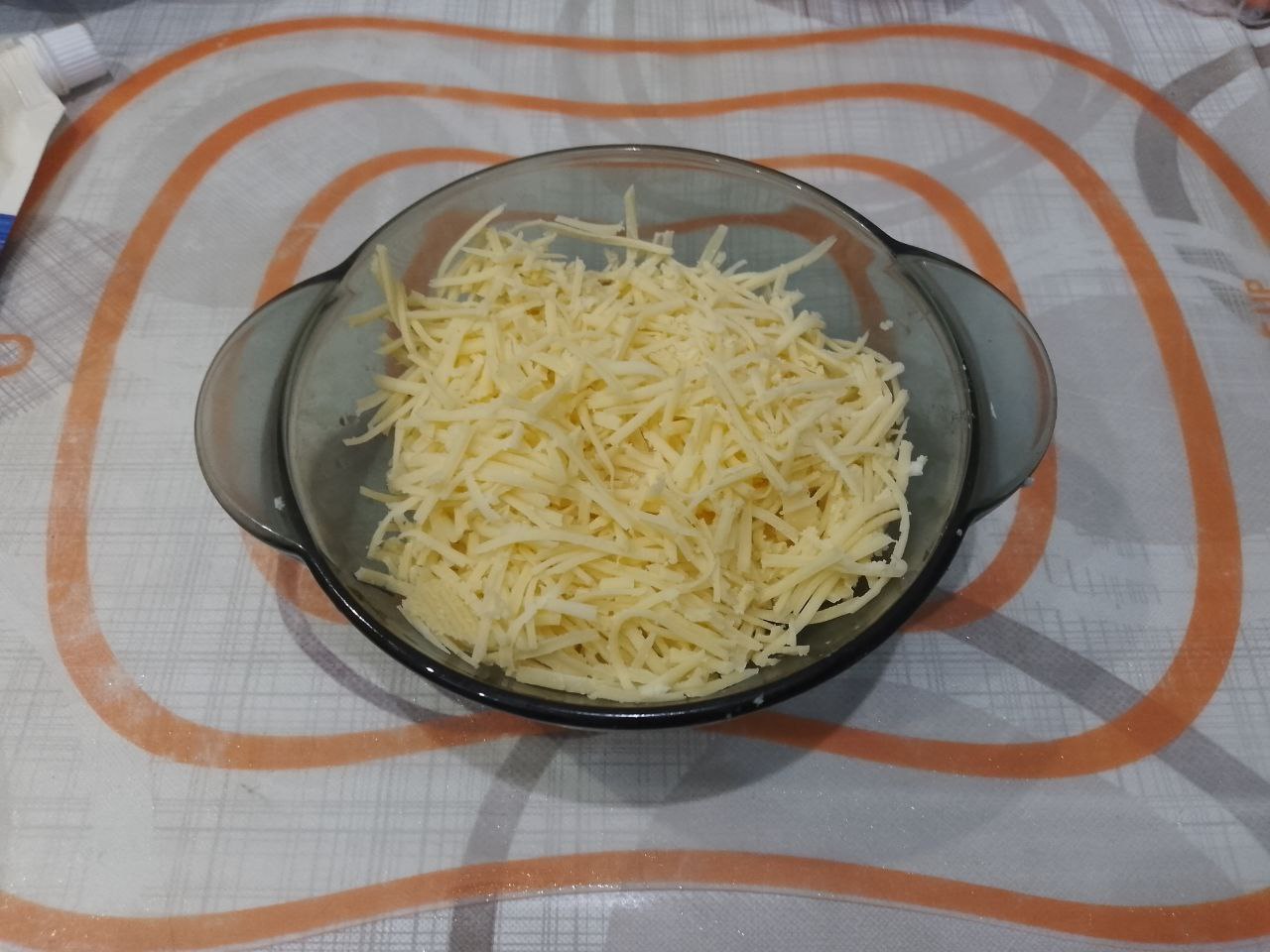 Лаваш с начинкой из мяса, яиц и моркови: Твердый сыр натираем на средней терке.