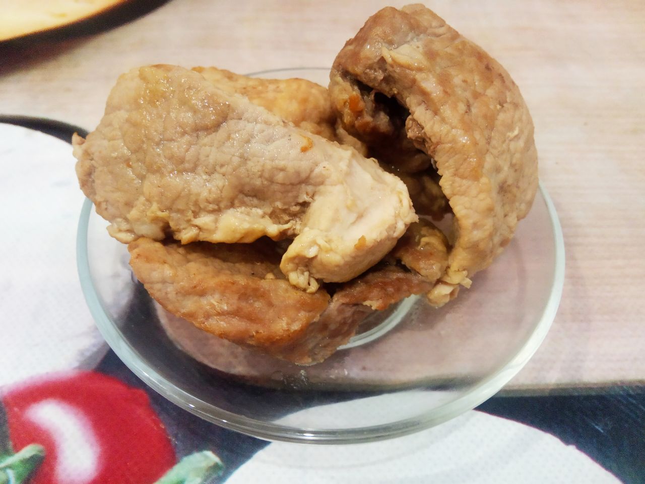 Салат из фасоли с мясом, овощами и яйцами: Мясо свинины или куриное филе отвариваем в подсоленной воде со специями, до готовности. Я отварила мясо