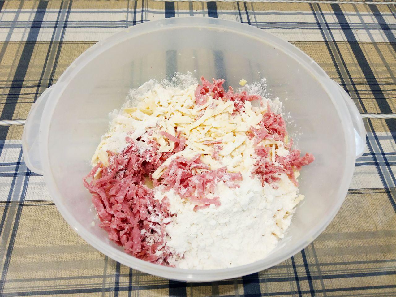 Котлеты из картофельного пюре, ветчины и сыра, просто и вкусно: В картофельное пюре разбиваем яйцо, тертый сыр, муку и измельченную ветчину, солим по вкусу. Перец или