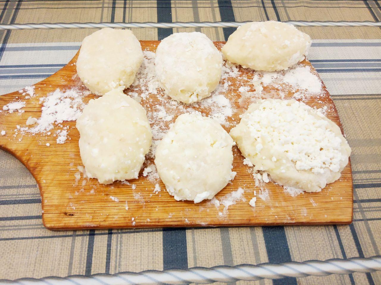 Картофельные пирожки с творожной начинкой, просто и аппетитно: Затем с картофельной массы делаем лепешки, кладем на середину начинку и формируем продолговатой формы пирожки.