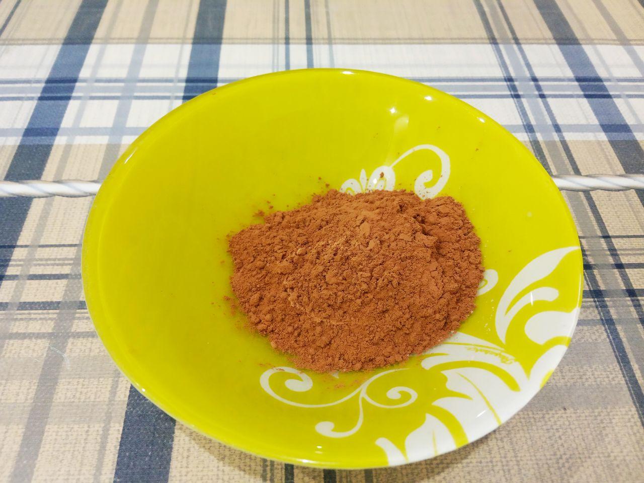 Печенье рулетики к чаю, вкусно и просто: Тесто разделяем на две части.7. В одну часть добавляем какао, вымешиваем тесто пока какао равномерно