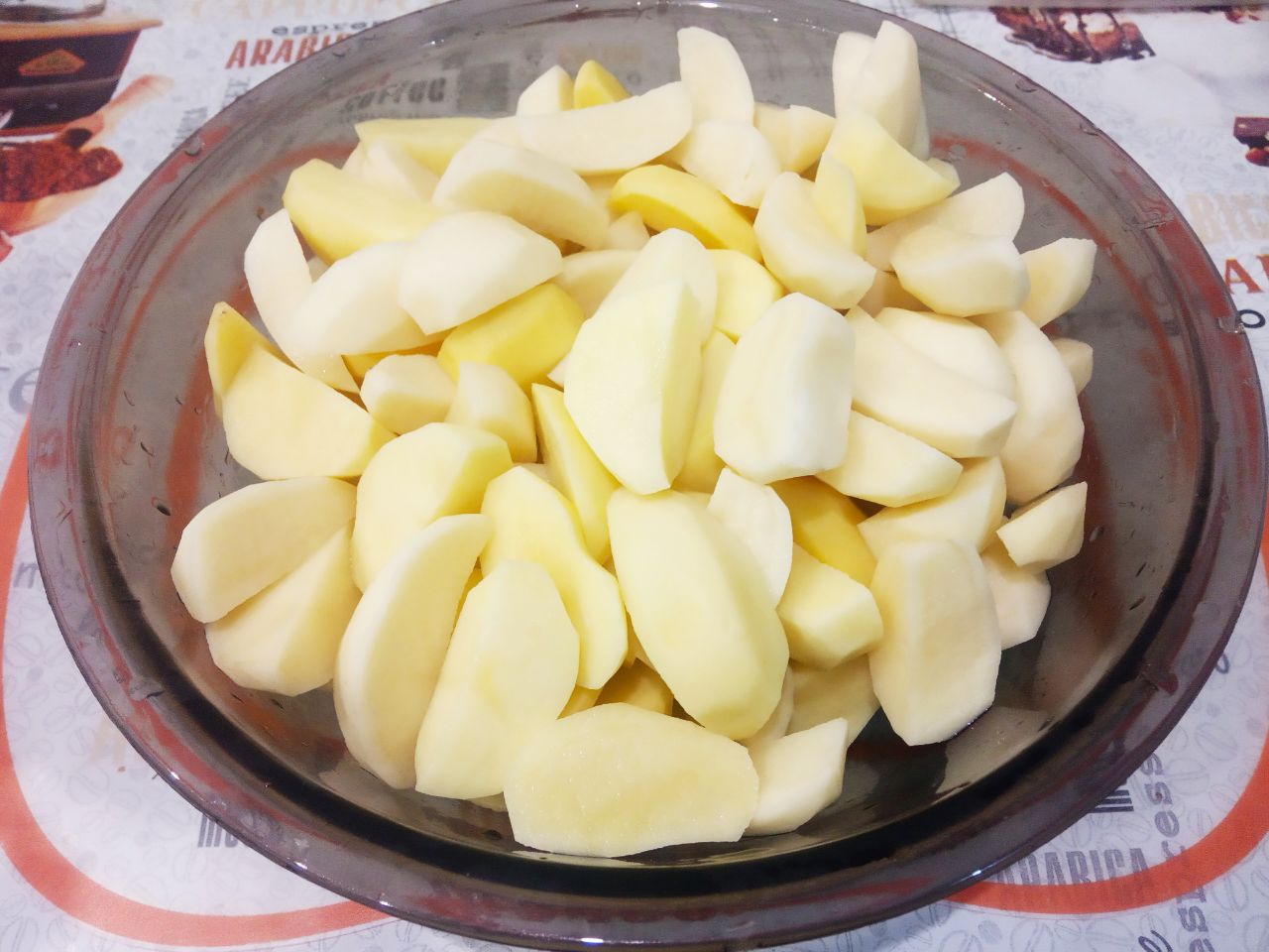 Картофель запеченный с сыром и сливочным маслом: Разрезаем картофель на части, в зависимости от размеров картофеля.