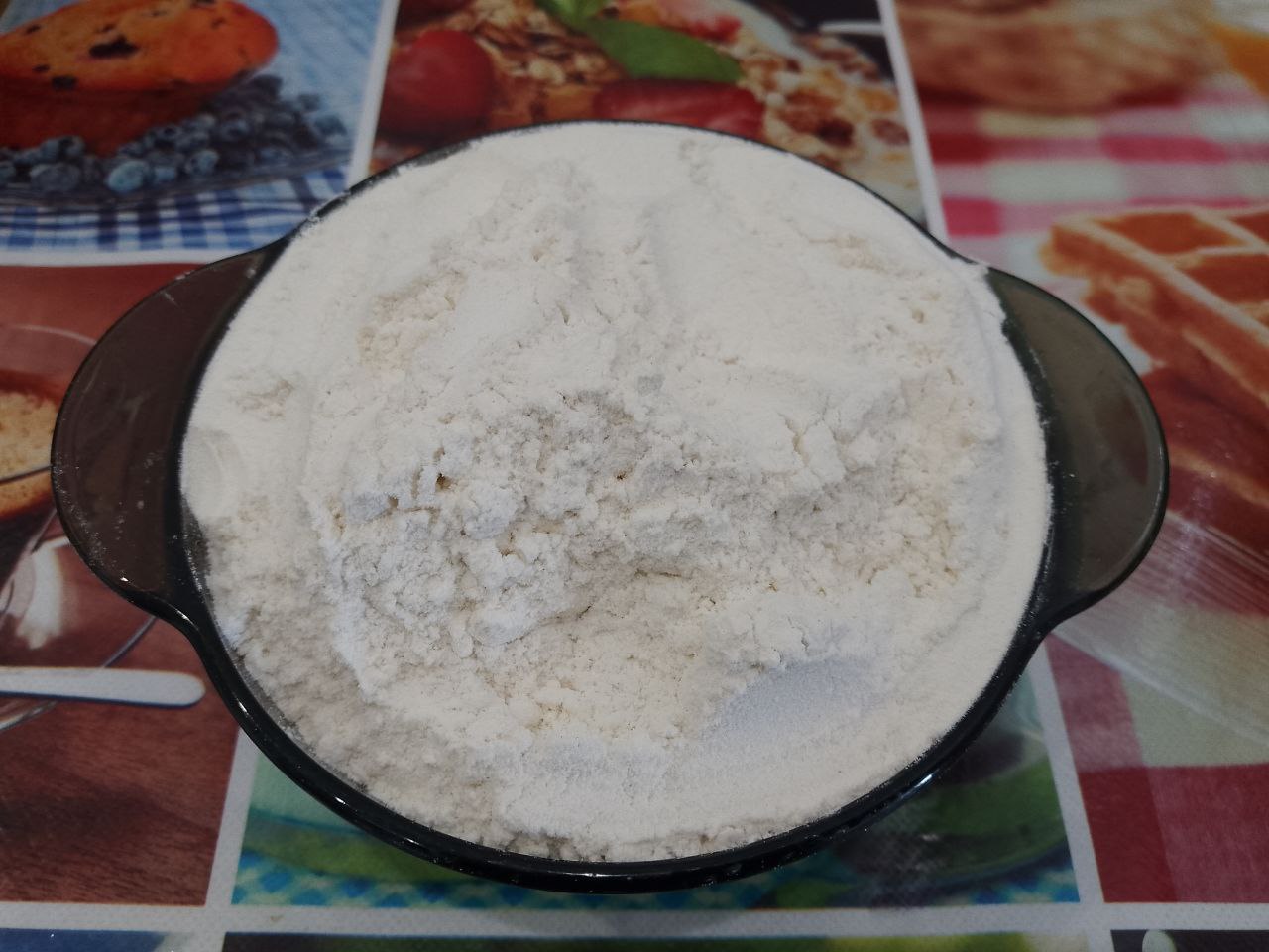 Блины со сливочным маслом, сахаром и ягодами: Муку просеиваем и всыпаем к взбитым яйцам, вливаем теплое молоко. Тесто размешиваем миксером или венчиком для
