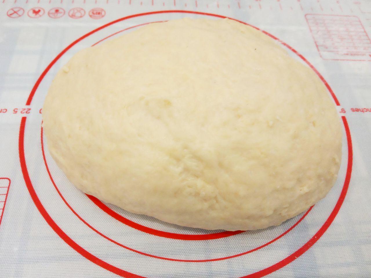 Пирог из дрожжевого теста с шоколадной крошкой: Всыпаем остальную муку и растопленное сливочное масло, хорошо вымешиваем пока тесто не станет отставать от