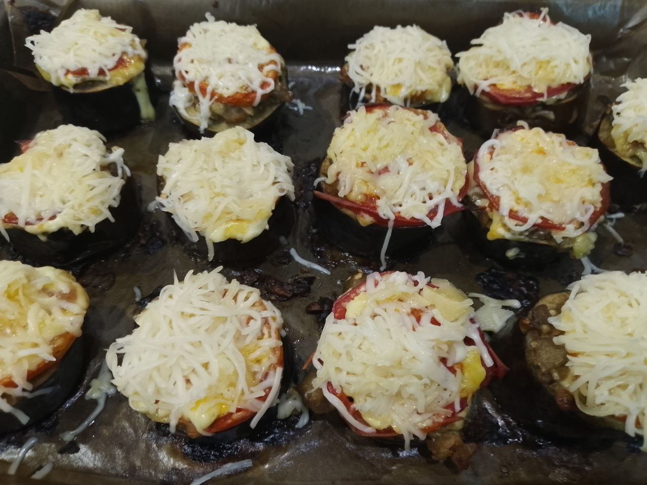 Баклажаны с мясной начинкой и сыром запеченные в духовке: В конце запекания достаем баклажаны и посыпаем тертым сыром, ставим на 5 минут, чтобы сыр расплавился.