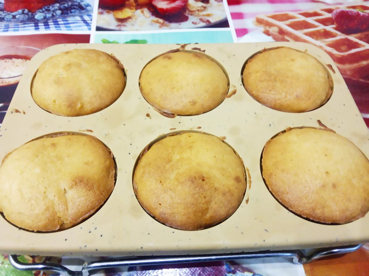 Мягкие и воздушные пряники, с вареным сгущенным молоком и орехами: Духовку разогреваем до 170-180 С и выпекаем пряники до готовности примерно 12-15 минут.