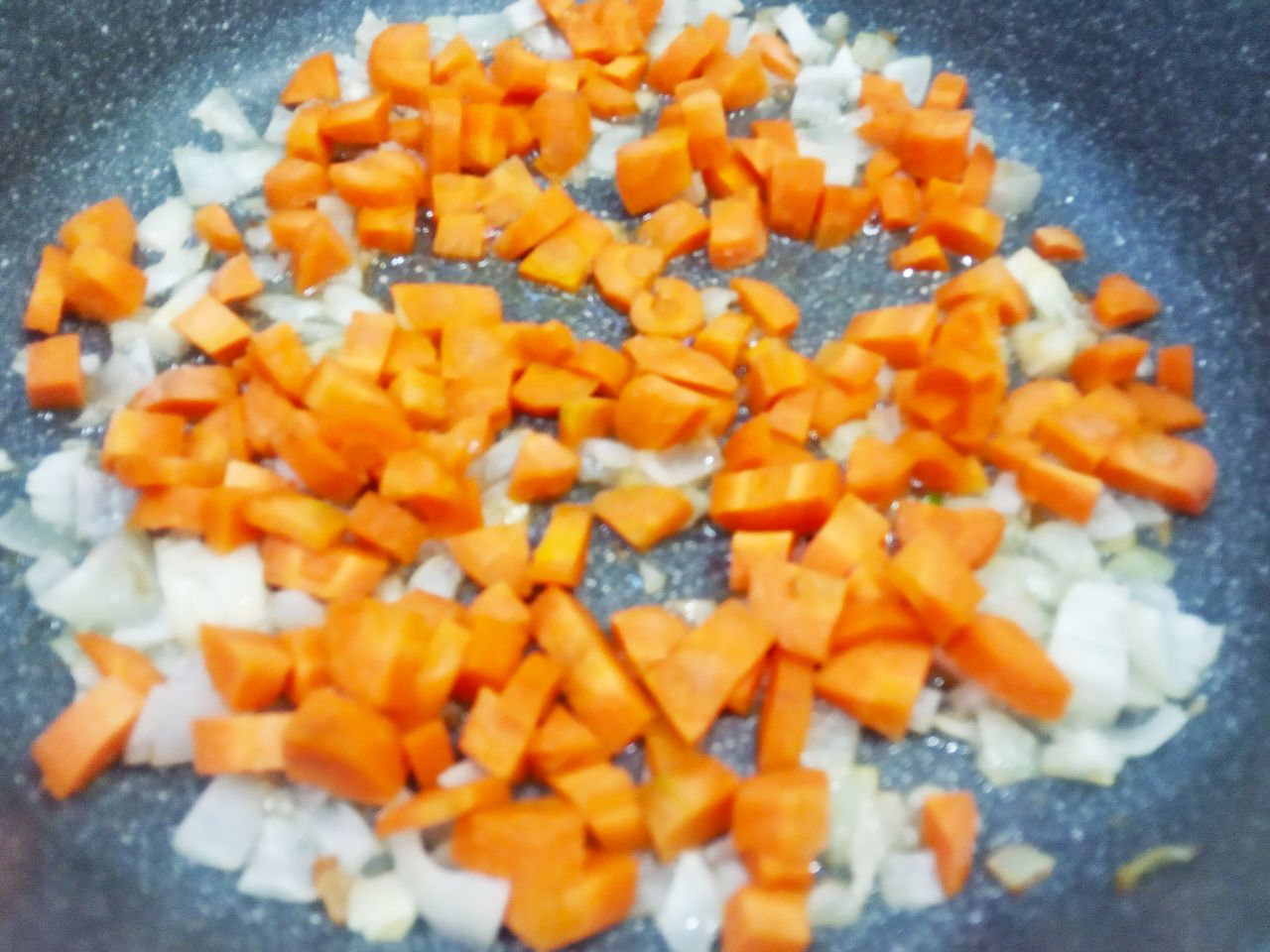 Чесночные стрелки с овощами, томатным соусом и мясным фаршем: Кладем приготовленную морковь, перемешиваем и обжариваем несколько минут.
