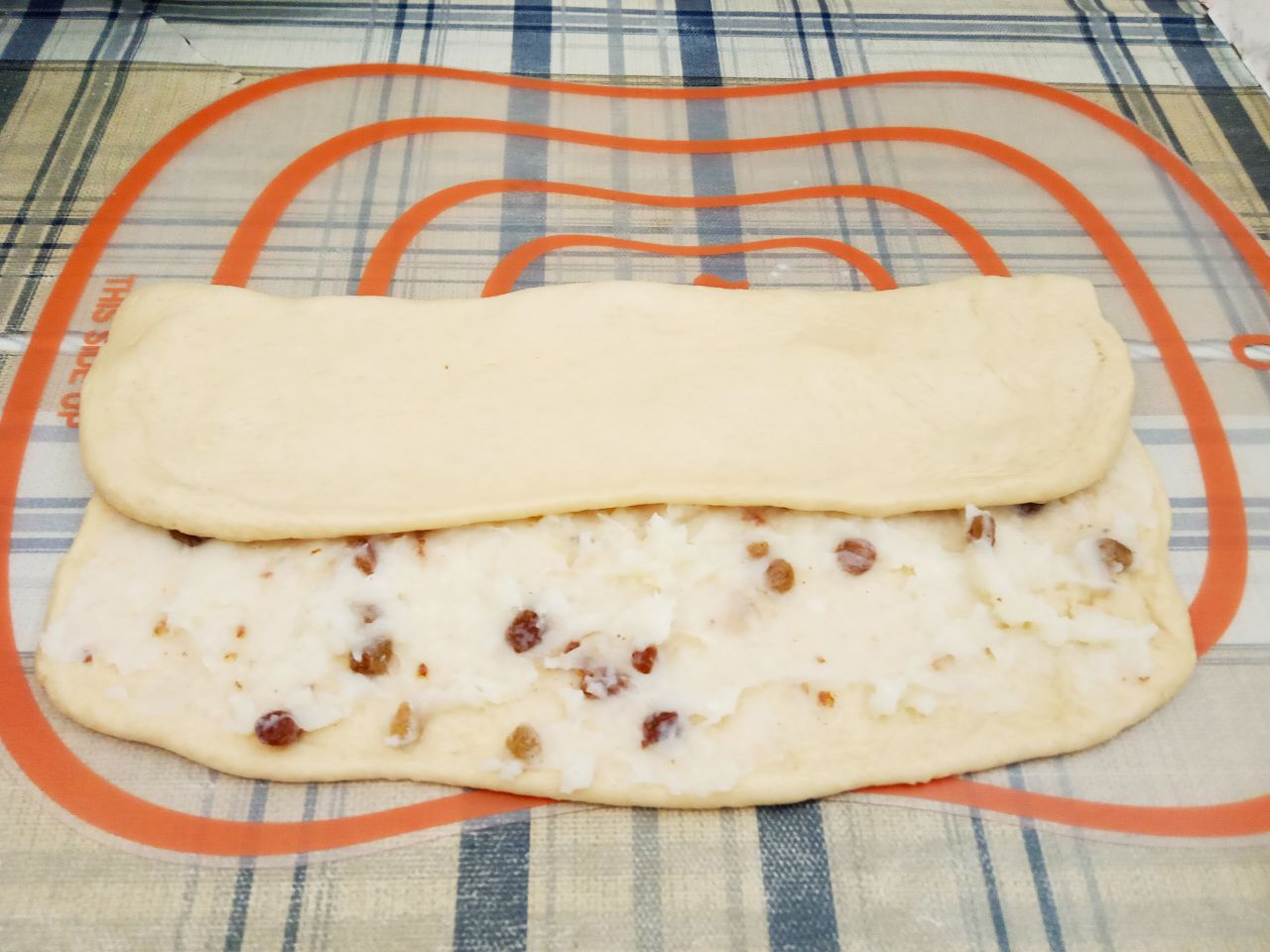 Воздушные и нежные булочки с заварным кремом и изюмом: Закрываем листом без крема половину крема.