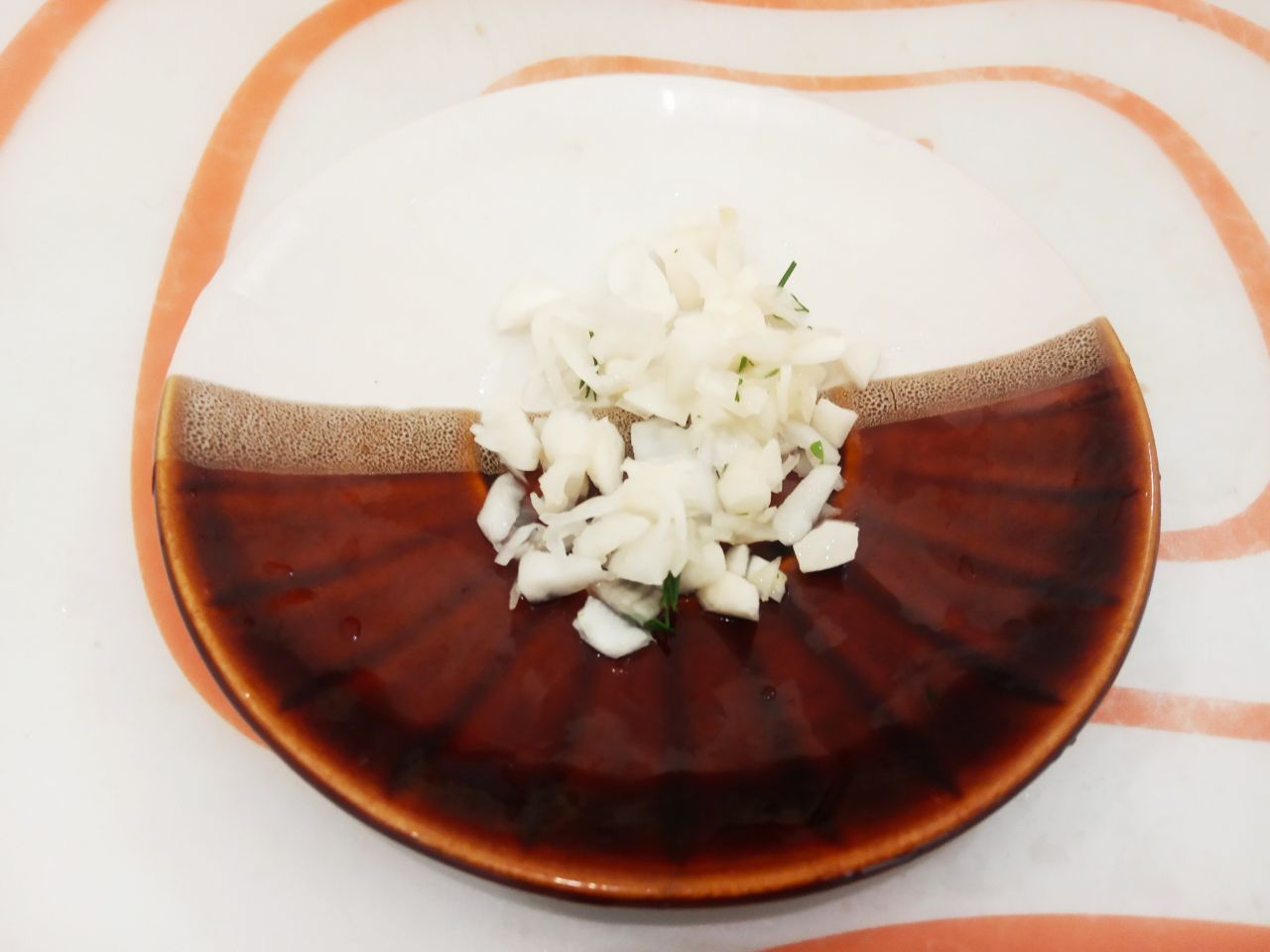 Чесночные стрелки с мясом и овощами тушеные в соевом соусе, вкусные и аппетитные: Чеснок у меня молодой, промываем и мелко нарезаем или продавливаем через чесночницу. Измельченный чеснок