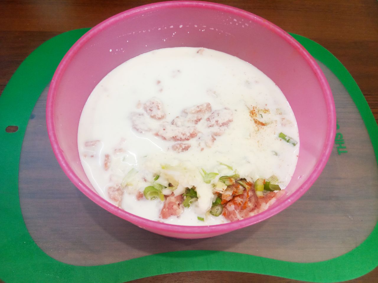 Простой рецепт мясных оладий с манной крупой и без яиц: Соединяем все подготовленные ингредиенты, добавляем соль и перец по вкусу, тщательно размешиваем.