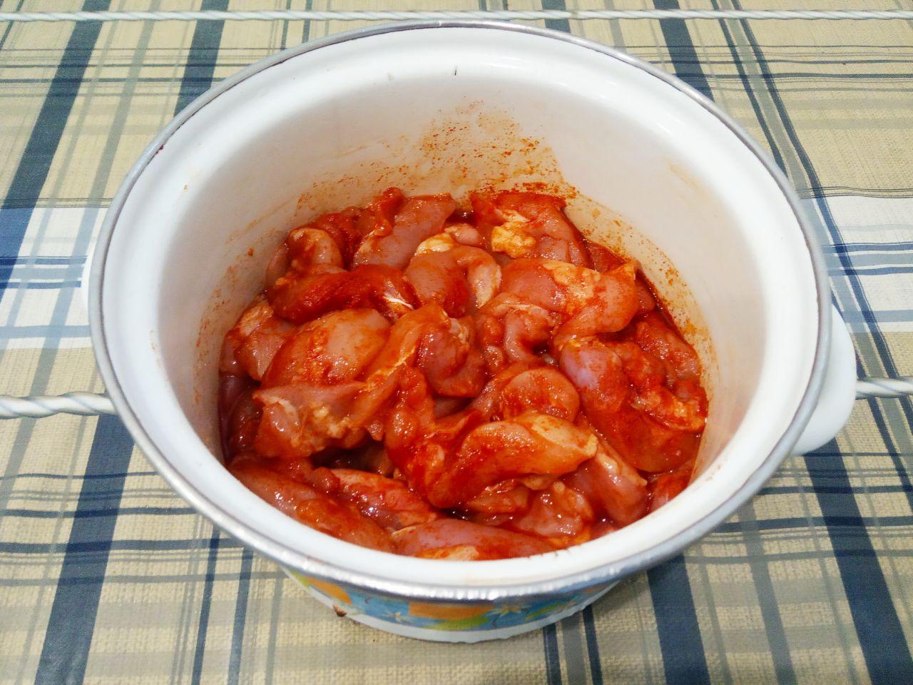 Куриные стрипсы, вкусно и аппетитно: Поливаем маслом куриные полоски, посыпаем паприкой, чесноком, солью и перцем по вкусу. Перемешиваем и