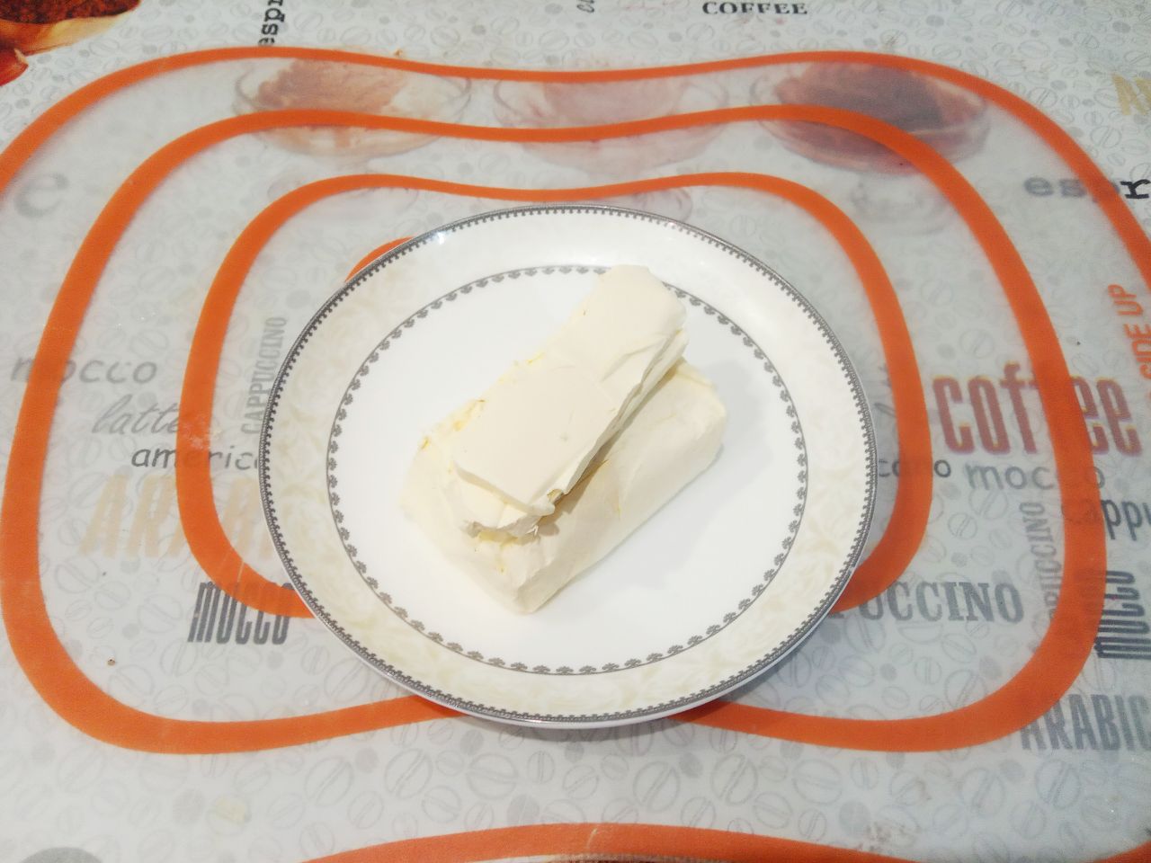 Торт медовый, с нежным заварным кремом: В сотейник кладем сливочное масло или маргарин, добавляем сахар и соду, размешиваем.