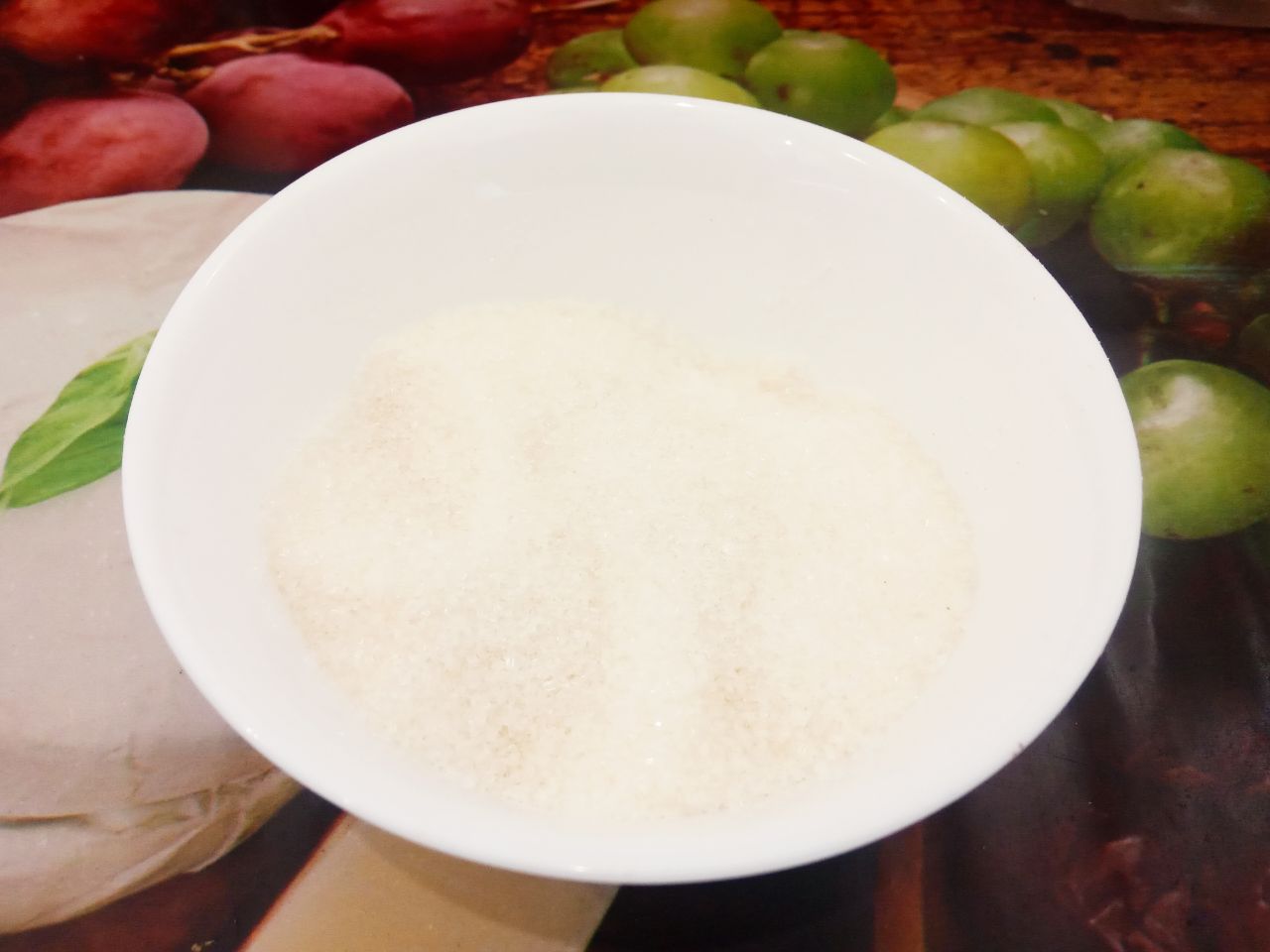 Рулет из бисквитного теста с шоколадом и джемом, вкусный и аппетитный: Добавляем частями сахар в белковую пену и взбиваем в стойкую массу.
