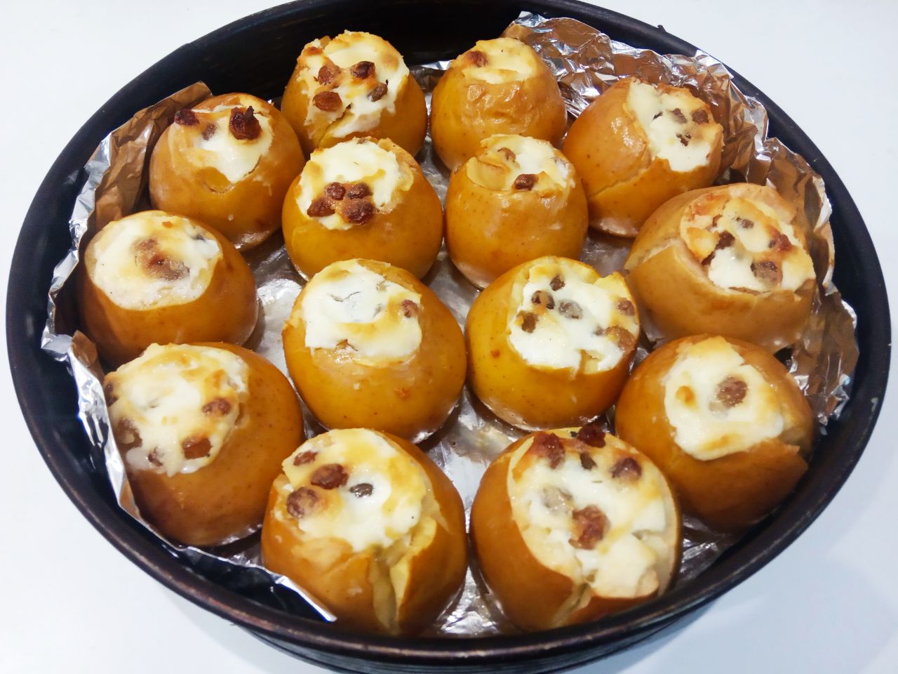 Нежные и сочные запеченные яблоки с творогом и изюмом: Духовку разогреваем до 200 С, ставим яблоки для запекания. Запекаем яблоки до размягчения, время запекания