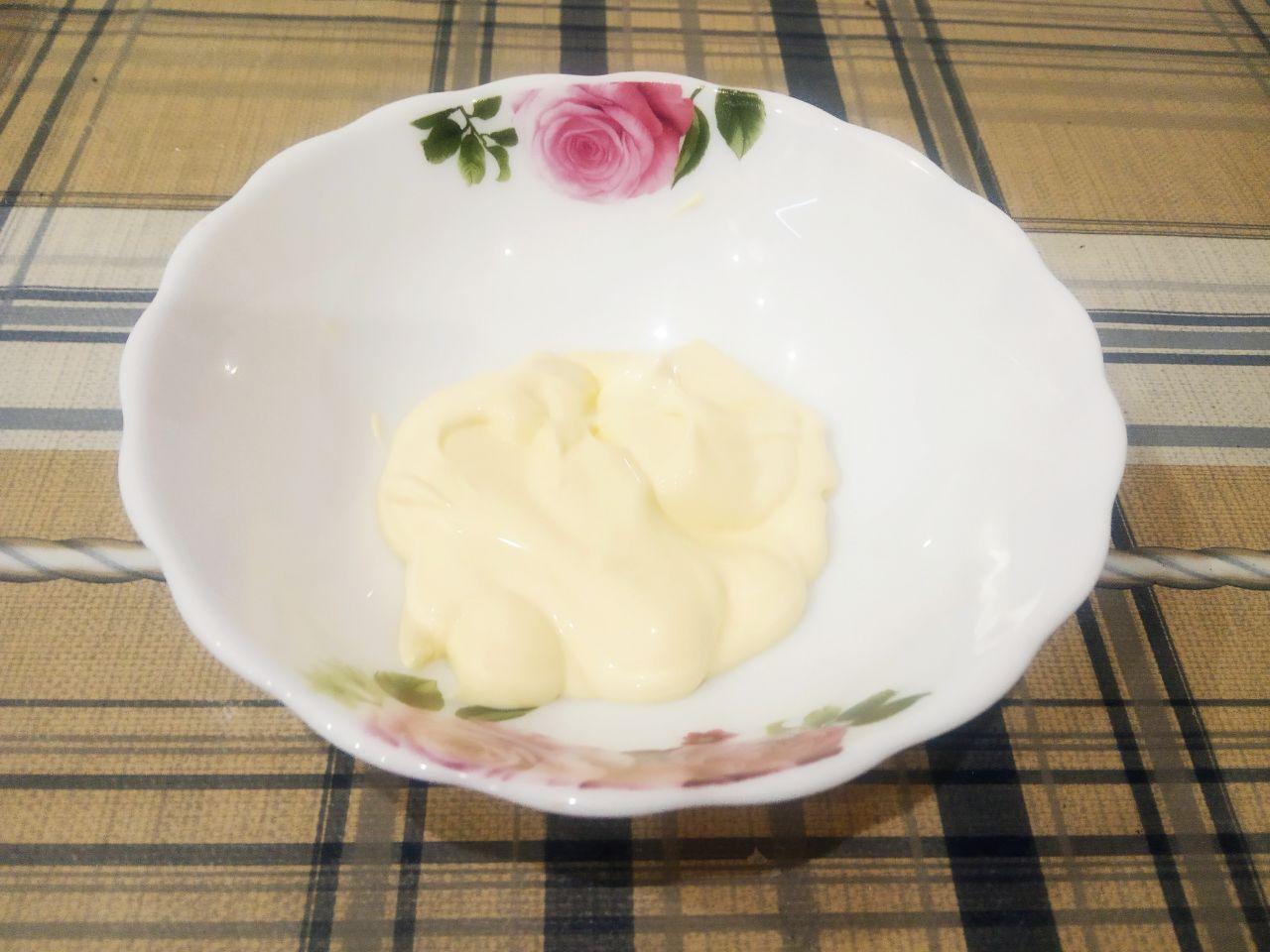 Рыба в сырно-яичном кляре, вкусно и аппетитно: Добавляем муку с майонезом, солим и перчим по вкусу, размешиваем до однородного состояния.